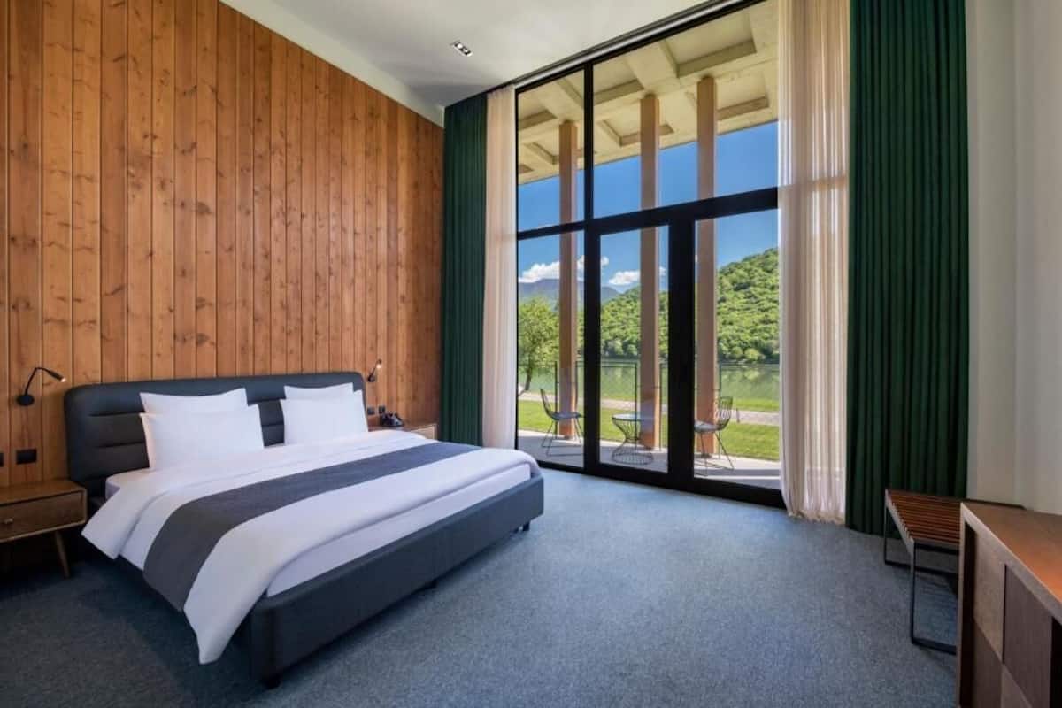 In-room safe, WiFi (free)