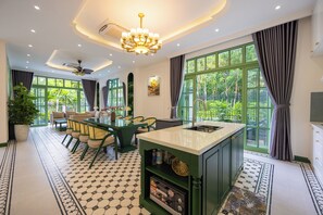 Villa Luxury, 4 camere da letto, piscina privata, vista giardino | Pasti in camera