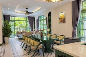 Villa Luxury, 4 camere da letto, piscina privata, vista giardino | Pasti in camera