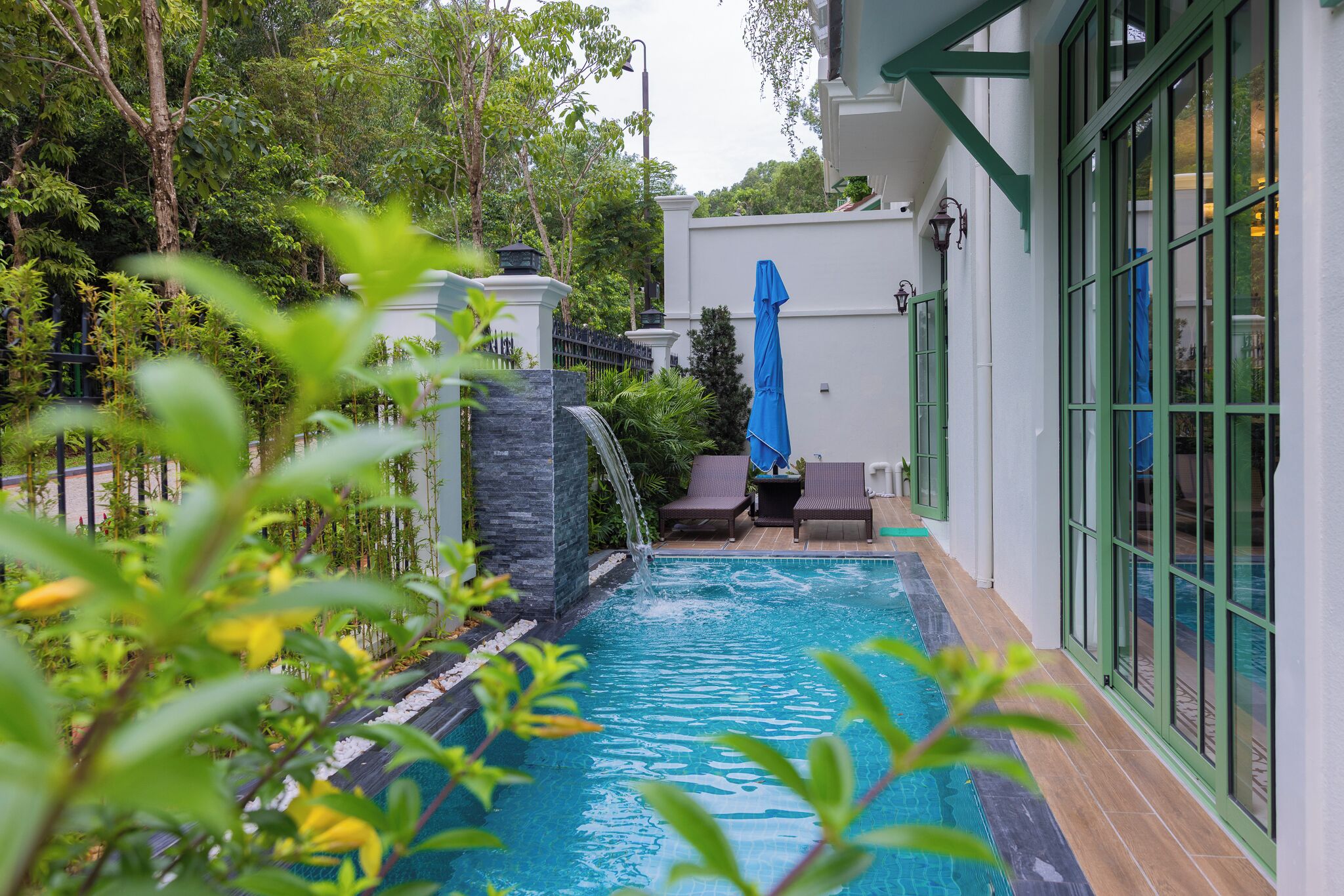 Kolam renang tertutup, kolam renang terbuka, payung kolam 