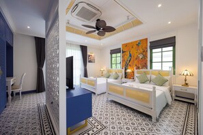 Villa Luxe, 4 chambres, piscine privée, vue jardin | Salle de bain | Douche, articles de toilette de luxe, sèche-cheveux, peignoirs