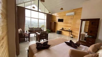 Quarto casal superluxo, sacada, vista para a montanha | Escrivaninha, Wi-Fi de cortesia