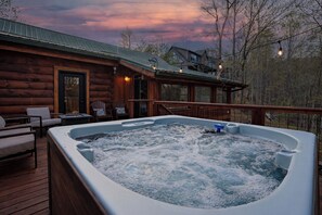 Terrace/patio - Huggie Bear Splash: Spa-Pool, Wifi, HotTub, Honeymoon, Games, FirePit (Sevierville)