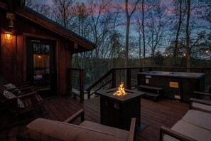 Terrace/patio - Huggie Bear Splash: Spa-Pool, Wifi, HotTub, Honeymoon, Games, FirePit (Sevierville)