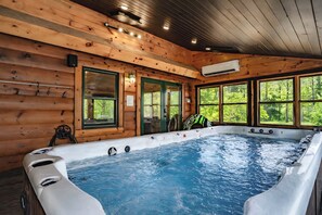 Pool - Huggie Bear Splash: Spa-Pool, Wifi, HotTub, Honeymoon, Games, FirePit (Sevierville)