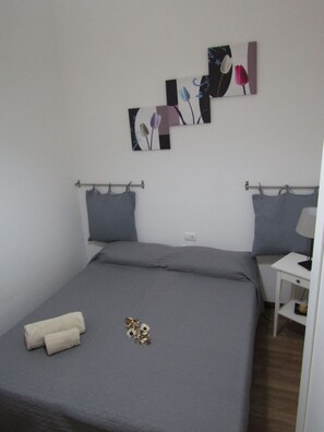 Tabla de planchar con plancha, internet y ropa de cama 