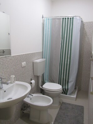 Secadora de cabello, toallas, jabón, papel de baño 