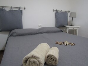 Tabla de planchar con plancha, internet y ropa de cama 