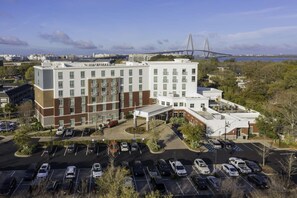 A multi-story hotel with a parking lot in front. - Near Ravenel Bridge | Pool. Bar & Dining (Mount Pleasant,  Charleston,)