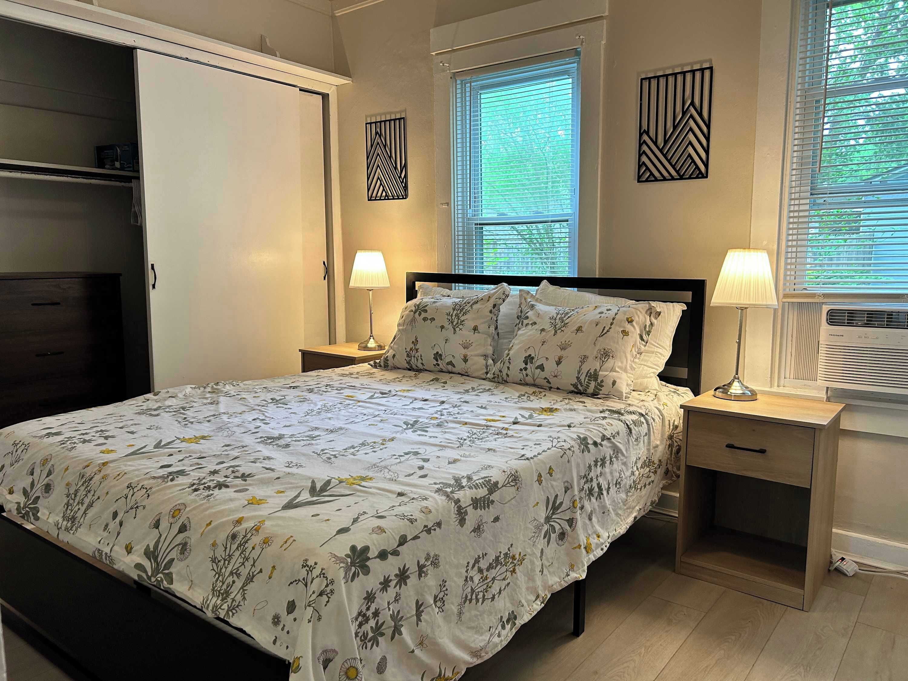 Escritorio, tabla de planchar con plancha, wifi y ropa de cama 