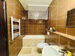 Regadera, secadora de cabello, toallas 