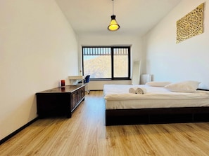 Escritorio, tabla de planchar con plancha, wifi y ropa de cama 