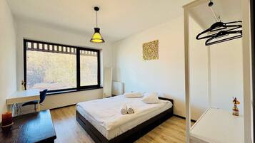 Desk, iron/ironing board, WiFi, bed sheets