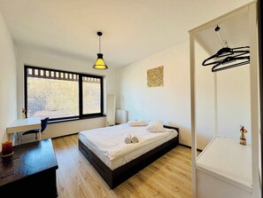 Escritorio, tabla de planchar con plancha, wifi y ropa de cama 