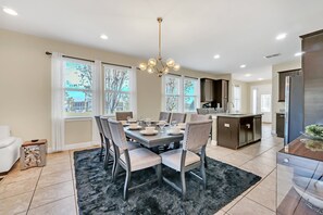 Dining - Bright 8BR home w/ pool & hot tub (Kissimmee)