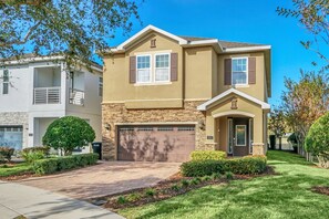 Exterior - Bright 8BR home w/ pool & hot tub (Kissimmee)