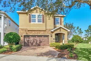 Exterior - Bright 8BR home w/ pool & hot tub (Kissimmee)