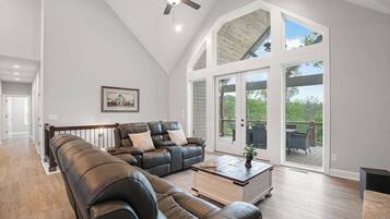 Télévision, cheminée, espaces bureaux