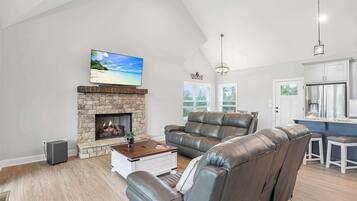 Télévision, cheminée, espaces bureaux