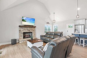 Télévision, cheminée, espaces bureaux