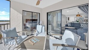 Ein modernes Wohnzimmer mit einer Couch, Sesseln und einem Couchtisch.