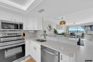 Jääkaappi, mikroaaltouuni, uuni, liesi