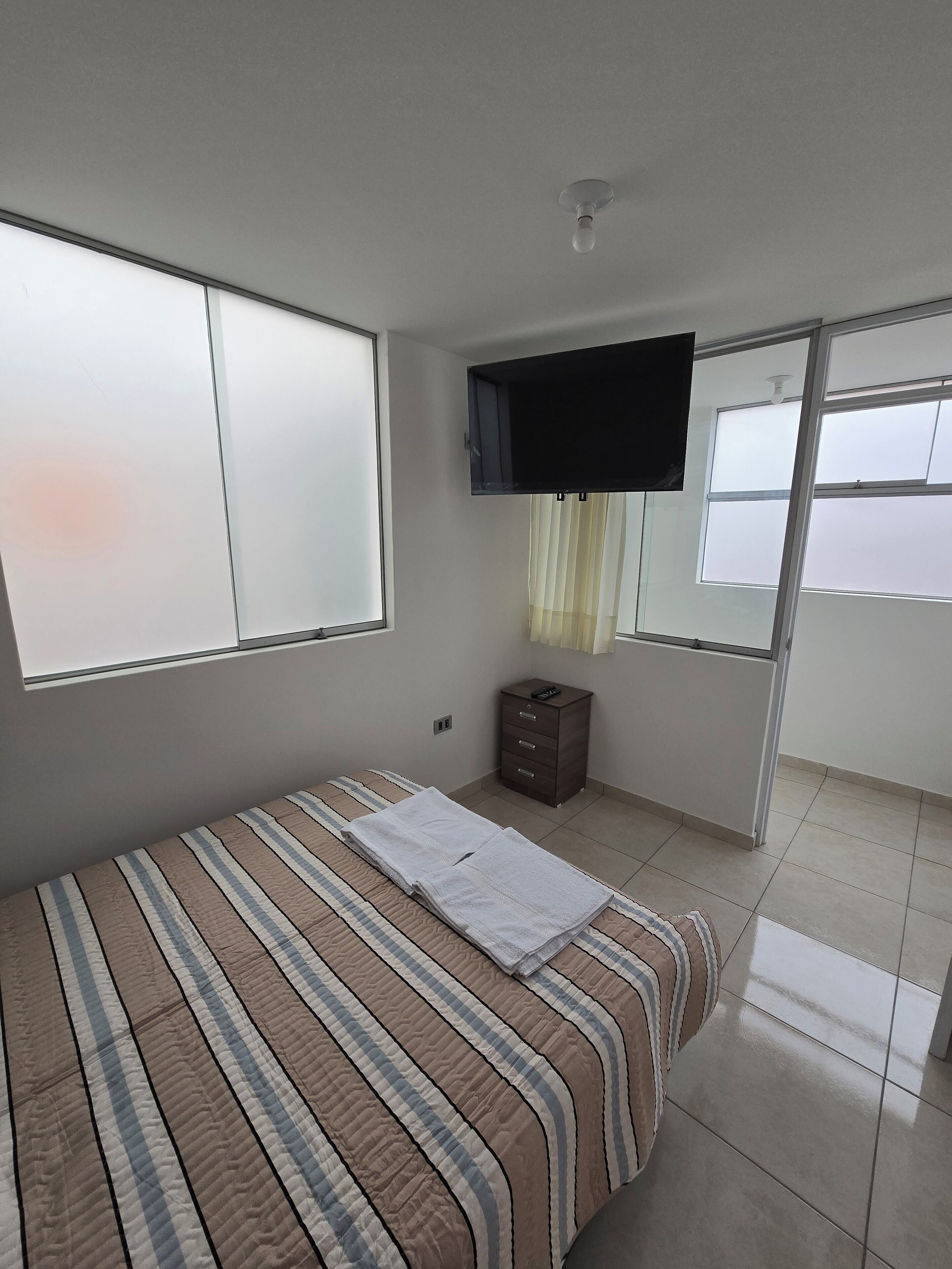 3 habitaciones, tabla de planchar con plancha, internet y ropa de cama 