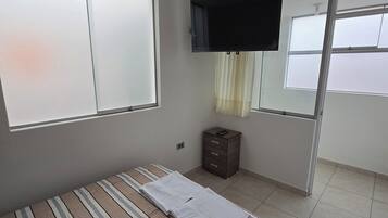 3 habitaciones, tabla de planchar con plancha, internet y ropa de cama