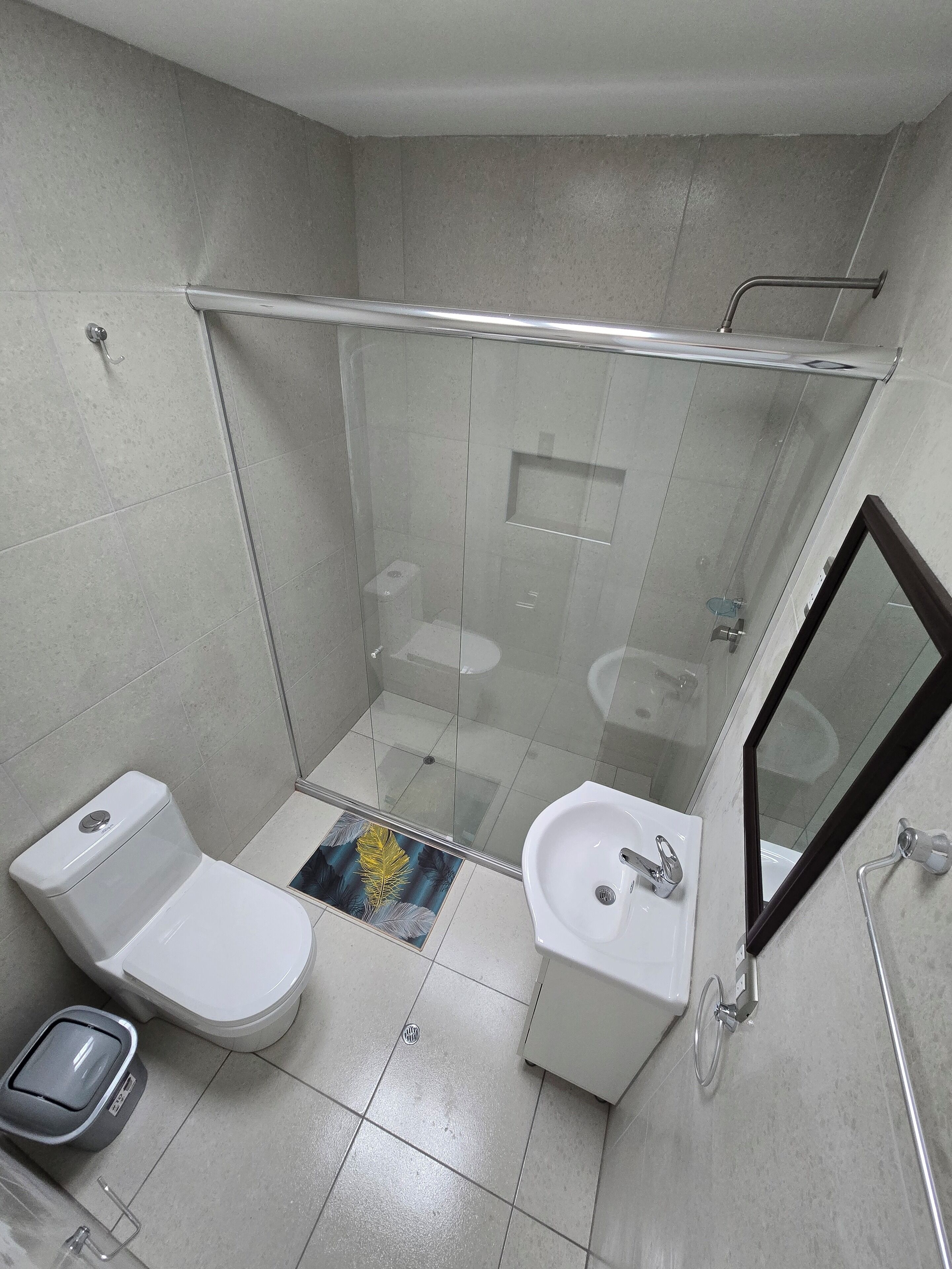 Regadera, secadora de cabello, toallas, jabón 