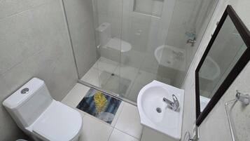 Regadera, secadora de cabello, toallas, jabón