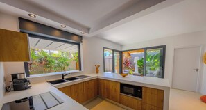 Refrigerador, microondas, horno, placa de cocina