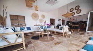 TV - Turtle Beach Villa by HILO Collection (Les Trois-Bassins)