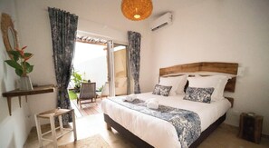 6 bedrooms, desk, iron/ironing board, travel cot - Turtle Beach Villa by HILO Collection (Les Trois-Bassins)