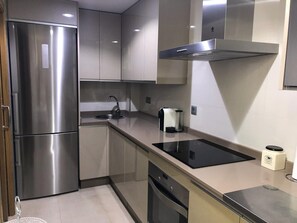 Een koelkast, een microgolfoven, een oven, een kookplaat