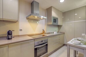 Fridge, microwave, oven, stovetop - Islantilla Golf Holiday Home with Private Terrace, Wi-Fi, and Air Conditioning (Huelva)