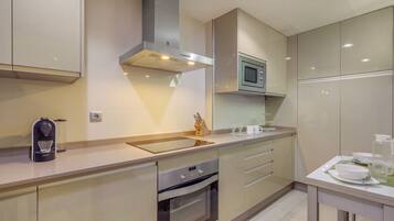 Frigorífico, microondas, horno y placa de cocina