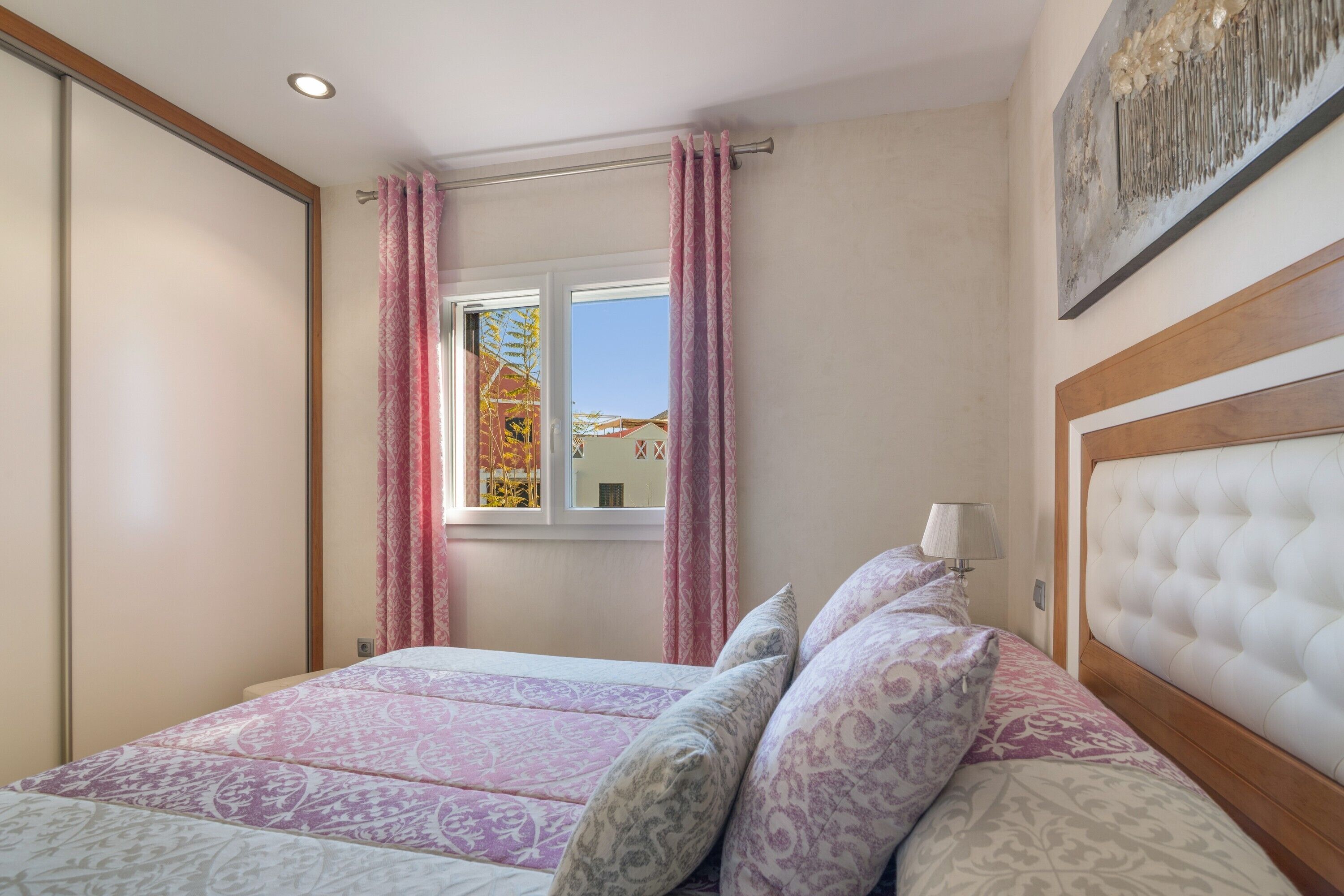 Tabla de planchar con plancha, wifi, ropa de cama