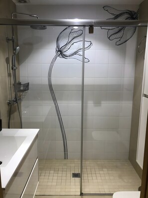 Een douche, handdoeken