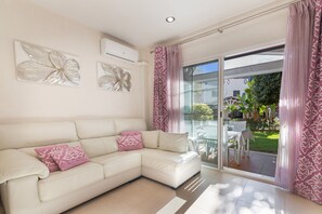 TV - Islantilla Golf Holiday Home with Private Terrace, Wi-Fi, and Air Conditioning (Huelva)