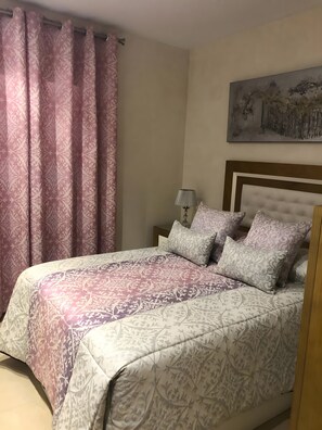 Een strijkplank/strijkijzer, wifi, beddengoed