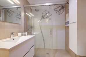 Een douche, handdoeken