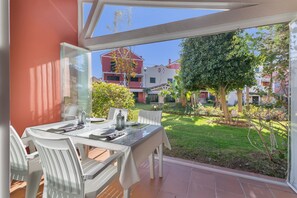 Outdoor dining - Holiday Home 'Islantilla Golf' with Private Terrace, Wi-Fi & Air Conditioning (Huelva)