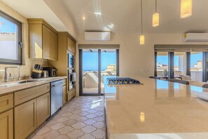 Fridge, microwave, stovetop, dishwasher - Luxury villa with privacy and breathtaking views (Cabo San Lucas)