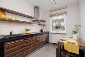 Refrigerador, horno, parrilla de estufa y utensilios de cocina 