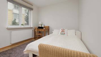 1 Schlafzimmer, Schreibtisch, Bügeleisen/Bügelbrett, Reisekinderbett