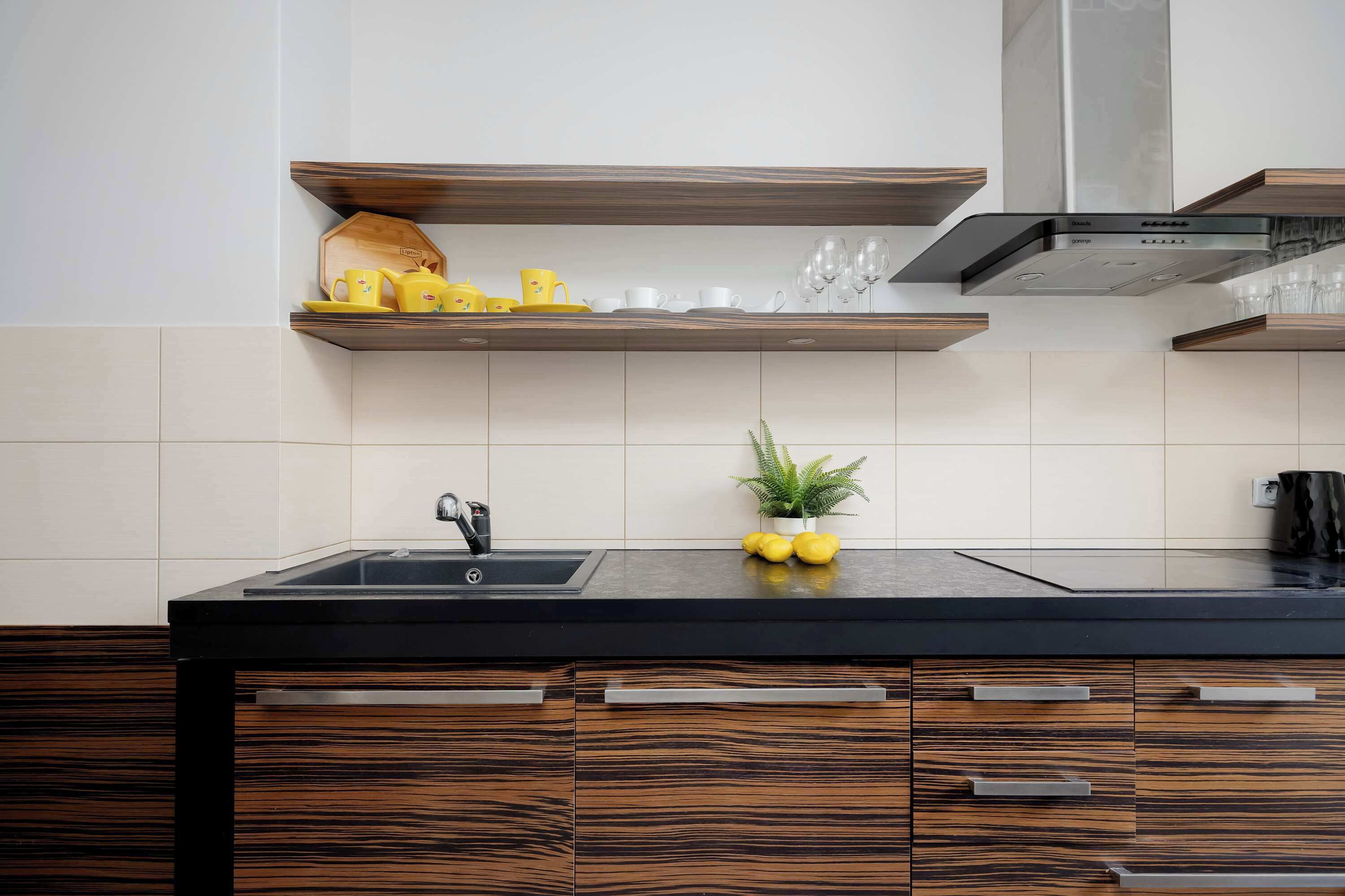 Kjøleskap, ovn, kokeplater og kjøkkenutstyr