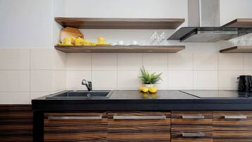 Réfrigérateur, four, plaque de cuisson