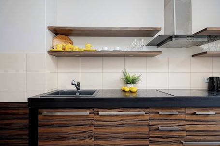 Fridge, oven, stovetop, electric kettle. Comfortable Apartment | Terrace, Workspace, Close to the Forest