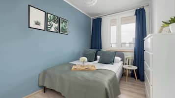 1 dormitorio, tabla de planchar con plancha, wifi y ropa de cama