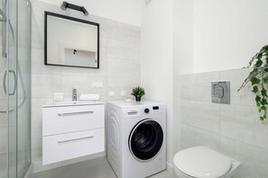 Dusche, Haartrockner, Handtücher, Shampoo